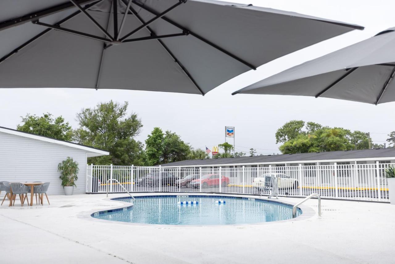 Golden Isles Inn & Suites Brunswick Exterior photo