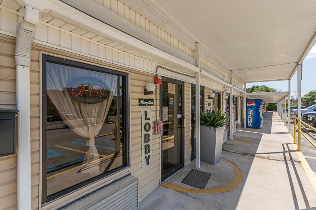 Golden Isles Inn & Suites Brunswick Exterior photo